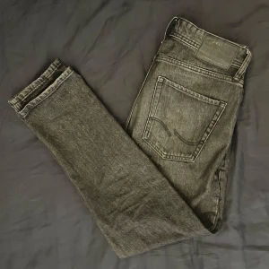 Jack & Jones jeans - Säljer nu dessa mörk gråa jeans i modellen Loose/Chris från Jack & Jones. Dom är i bra skick men använda en hel del. Dom har ett litet hål på insidan av högra fickan men det är inte större än en enkrona. Det är bara att höra av sig om man har frågor🤗