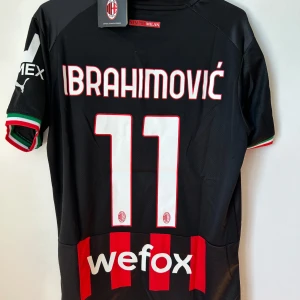 AC Milan Ibramhimovic Hemmaställ 22/23 - Oanvänd AC Milan Hemmatröja i storlek M   Namn på tröjan är Ibrahimovic och nummer 11