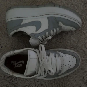 Nike Air Jordan  - Super fina Nike Air Jordan 1 Elevate Low skor som sytts om i hälen för bekvämare passform men som tyvärr är för små för mig!💞