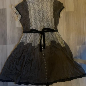 Grön klänning från Isla Ibiza  - Detta är en väldigt fin grön klänning med vit spets och ett svart band runt midjan. Den är i storlek L men är mer som en M🫶