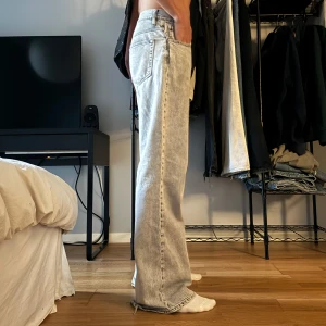 Grå bootcut jeans från Hope - Säljer ett par grå bootcut jeans från HOPE i modellen ”Beat Jeans”.  Köpta på hope för 2300. Byxan är i fint skick bortsett från slitna bakre byxben (se bild 5). 