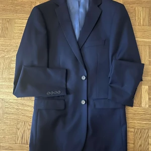 Kostym  - Använd en gång väldigt fint skick. Ny pris 2499kr 