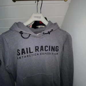 Sail racing hoodie - Säker en skit smyg Sail Raicing tröja som är i bra skick 