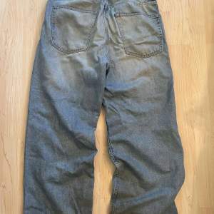 Jeans från weekday, köpta för ca 600, baggy jeans. Skick 7/10 skön färg men har mycket heelbitr