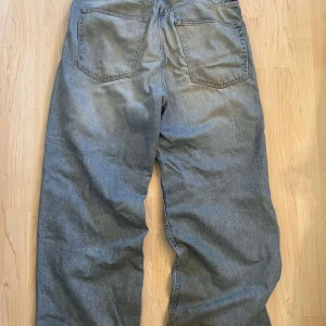 Weekday astro jeans - Jeans från weekday, köpta för ca 600, baggy jeans. Skick 7/10 skön färg men har mycket heelbitr