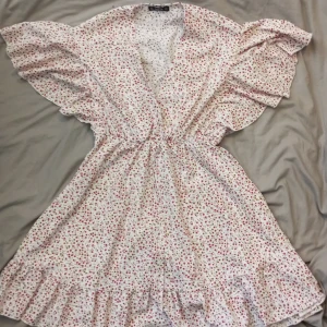 Klänning - En klänning ifrån Shein. Använt den 1 gång. Storlek S. Sitter lite tajt på överkroppen och sen löst nertill 