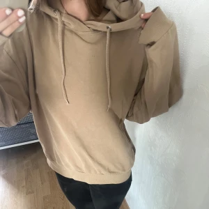 Beige hoodie - Säljer en beige hoodie i storlek M. Ribbade muddar vid ärmslut och nederkant. Välanvänd men inget som syns, passar M och S, orginalpris 200kr💕