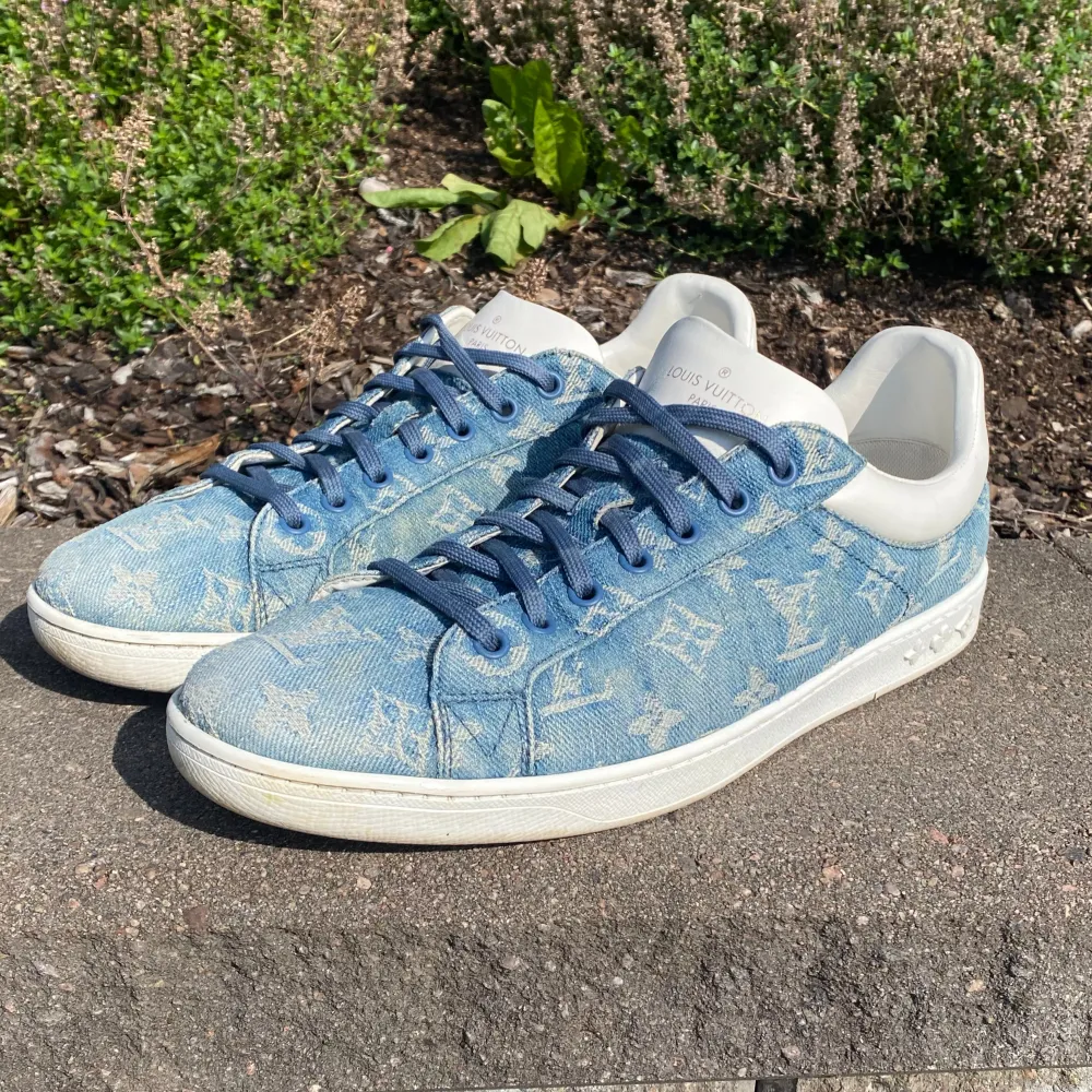 Säljer nu mina otroligt sällsynta louis vuitton skor av modellen luxemburg denim monogram . Storlek: 8 (motsvarar ca 42). Skick: 9,5/10 ( iprincip nyskick). Nypris = 14000kr. Tveka inte på att höra av er om ni har några frågor eller funderingar!. Skor.