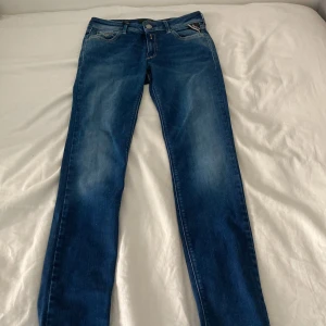 Replay jeans  - Säljer min gamla Replay jeans som inte längre passar. Jag köpte dom för 650kr ny mitt pris 450kr om det är några funderingar så är det bara att fråga!  Kan mötas i Stockholm eller fraktar gärna! Men då står du för den. 
