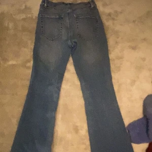bootcut jeans  - Ganska Lowwaits. Nästan nytt skick! Storlek XS/S men är väldigt stretchiga. skriv om en bild på så fixar jag jätte snabbt. 🥰