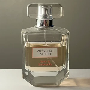 Victoria Secret parfym - 50ml, ”Live Is Heavenly”. Nyrpris cirka 700-800kr. Luktar gott men kommer sällan till använding! 