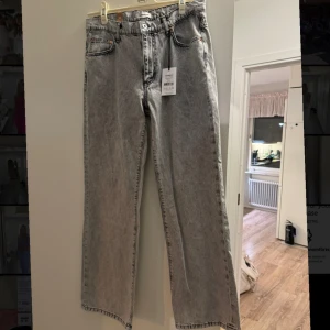 Gråa jeans  - Helt nya Jeans från woodbird, prislapp kvar. Nypris 1099kr