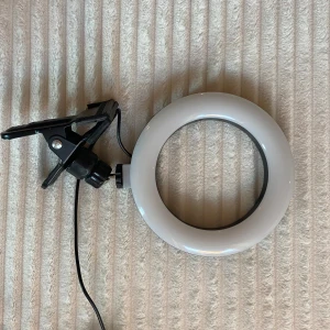 Ringlight- flera olika färger och ljudnivåer  - En smidig ringlight med en klämma att sättta fast i tex ett bord. Kan välja mellan flera olika färger, gult ljus, blått etc och höja och sänka ljusstyrkan. 