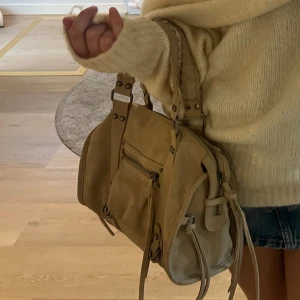 Väska - Säljer min älskade väska från Bershka. Inga defekter och i jättefint skick🩷 dm för fler bilder💞