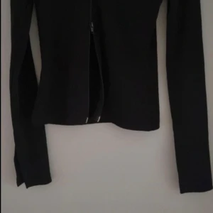 Zip kofta  - Passar även xs. Tröjan är som ny då den endast är provad hemma vid 1 tillfälle. Har dragkedjor uppifrån och nertill, så man kan ha den på öote oöika sätt, samt slits nertill i ärmarna som är lite vida.