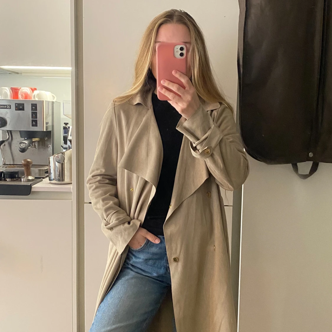 Beige trenchcoat med guldiga detaljer i mockaimitation  - 91