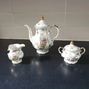 Te-set - Fin Te-set, med tekanna, sockerskål och mjölkkanna (som tyvärr har gått sönder, örat är trasigt)