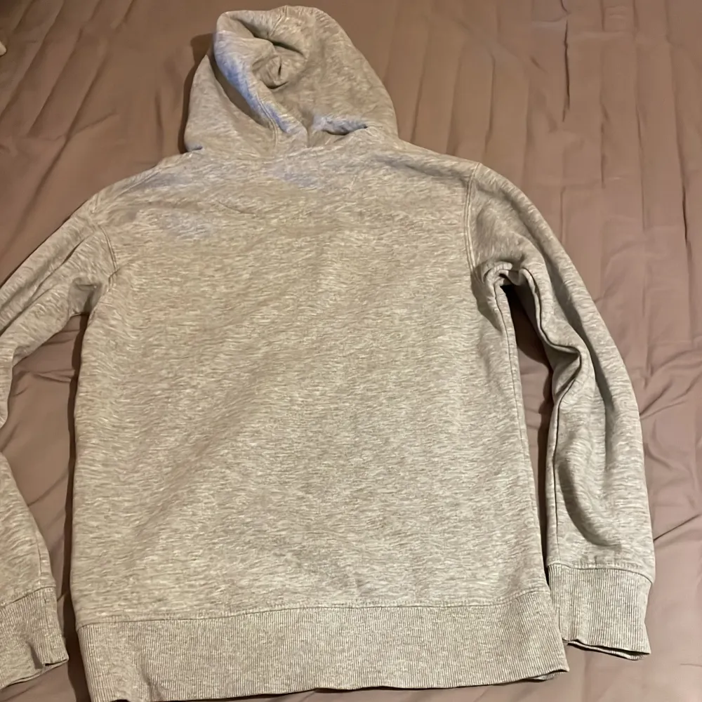 Tjena säljer min fräscha Jack&Jones gråa zip hoodie använd fåtal gånger . Hoodies.