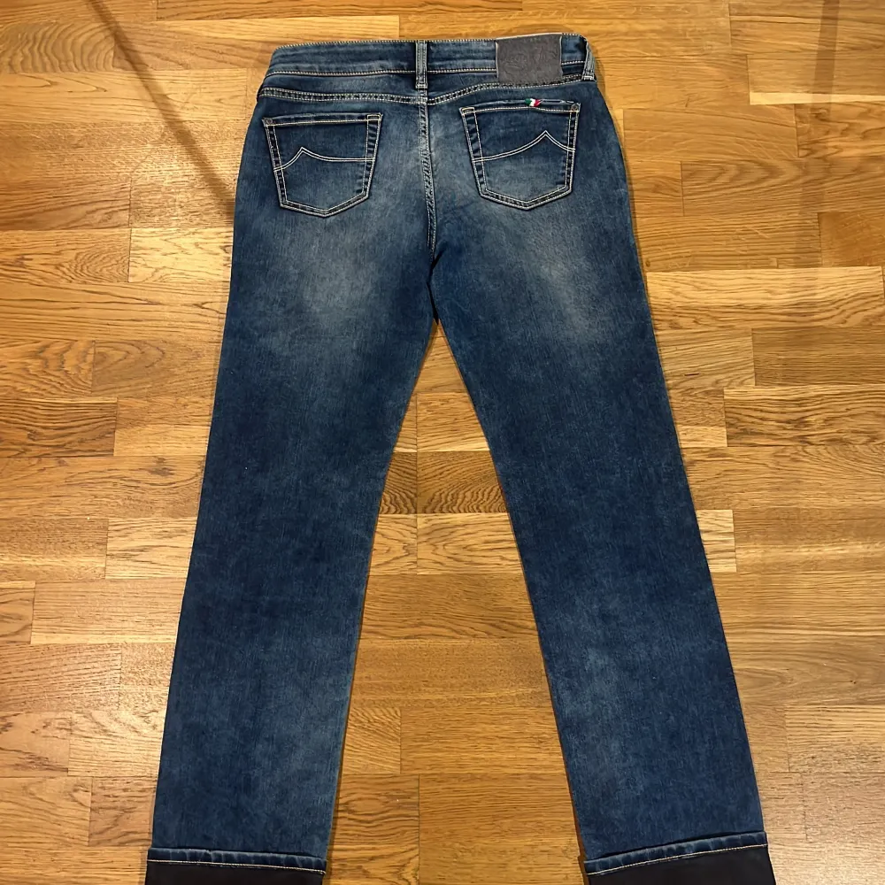 Jeansen är en tjejmodell som är lågmidjade och med bootcut. De har storlek 30 och helt oanvända. Jeansen är också handmade. Fråga gjärna vid fler frågor eller funderingar!🤩. Jeans & Byxor.