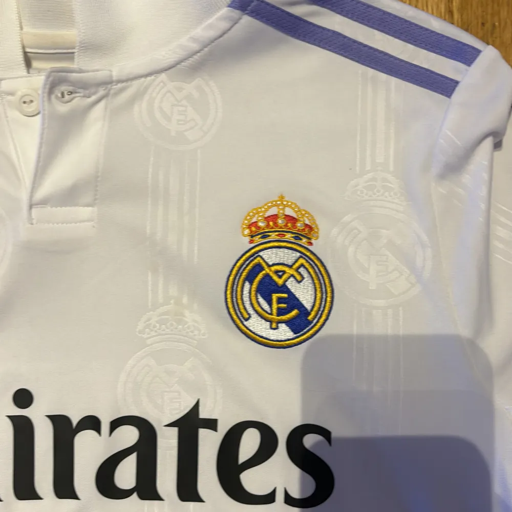 Real madrid t shirt vill inte ha den längre för att den har blivit mindre. Inget fel med den har använt et par gånger. Om du är intresserad så det är bara kontakta mig sp svarar jag så snabbt som möjligt😀 (pris kan diskuteras). T-shirts.