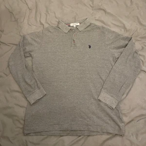 Polo Tröja - Säljer en snygg och trendig Polo Tröja i nyskick! Endast använd 2 ggr. 10/10 skick. Storlek M men passar S/M. Säljer för endast 249kr! Kontakta vid minsta intresse!