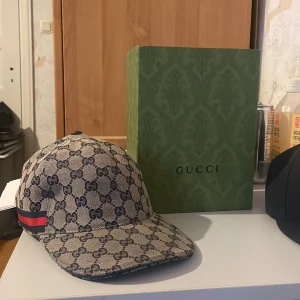 GUCCI KEPS  - Fin gg keps inga märken eller repor den är som ny har använt den va 5 gånger. skriv pm för mer bilder eller om du har en fråga.