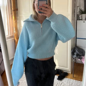Stickad tröja med krage - Blå mysig stickad tröja med krage som går att reglera hur man själv vill, lägger sig jättesnyggt.
