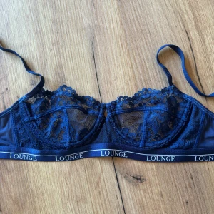 Blå spets-BH från Lounge - I väldigt fint skick!
