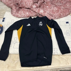 Real Madrid tröja - Hej säljer min Madrid tröja 
