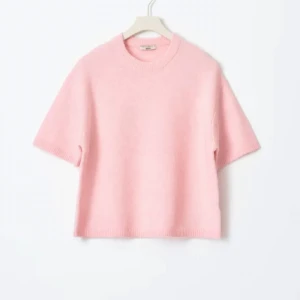 Stickad tröja  - Super fin rosa tröja från Gina. Jag köpte fel storlek. Lappen sitter kvar och den är i perfekt skick. Skriv till mig om ni har frågor eller vill ha någon bild!!!💗