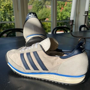 Adidas SL 72 - Säljer ett par riktiga snygga SL 72 med en rätt sp sällsynt colorway, inga defekter på dom. De är knappt använda som man kan se på bilderna. Säljer pga för liten storlek. Kan mötas upp i STHLM men även posta, hör av dig om du har någon fråga