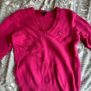 Stickad tröja  - Jättefin stickad tröja från Gant. Väldigt bra skick. Strl XL, men ganska liten i storleken. Pris 200 kr 💕 Hör av dig vid intresse! 