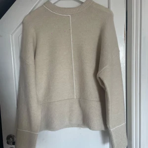 Stickad tröja  - Stickad tröja från Zara i storlek S. Aldrig använd!   (De lila prickarna är från min kamera🙃)