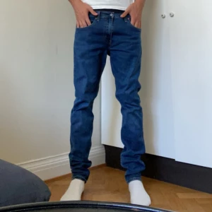 Jeans - säljer dessa super snygga jeans ifrån Levis, i modellen 512. ett par enkla mörkblåa byxor som är väldigt eftertraktade. perfekta paret nu inför hösten, går att styla till mycket. 🤙🏻🤙🏻🤙🏻🤙🏻