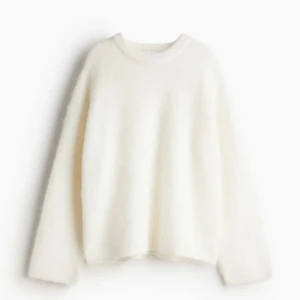 Supermysig vit stickad tröja!! - En vit stickadtröja! Superfin och trendig, slutsåld på hemsidan! Använd 1 gång 💞Skriv för egna bilder!🩷