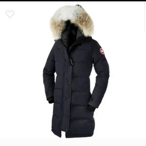 Canada Goose shelburne parka Dam  - Hej säljer nu min äkta canada goose jacka, som jag har haft i två år, säljs på grund av att den  kommer inte längre till användning. Inga defekter ! Stort S men passar även M. Vill du se fler bilder eller har frågor skicka dm ! 