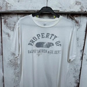 Ralph Laurent T-shirt  - Säljer nu denna Ralp Laurent T-shirt  i storlek M. De är i bra skick och har mycket kvar att ge. Alla fläckarna som syns är menade att va där, trycker ser ut så! Skriv om ni har några frågor. 🙏🏼🙌🏼  ❗️❗️INGA BYTEN!!!! ❗️❗️