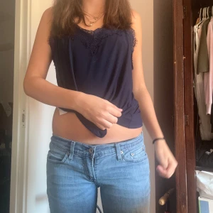 Snygga levis jeans i ny kondition💕💕 - Dessa jättelånga levis köpte jag i Paris 2023 och de har inte kommit till andvändning. Har bara använts 4 gånger och har inga trasiga delar❤️