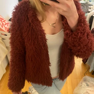 Vinröd päls jacka❣️ - Bra skick, den är från veromoda. Jätte gullig nu till hösten❣️☕️🍂