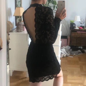 Svart spetsklänning - Aldrig använd, enligt lappen storlek L men jag är S för referens på bilden. Från Bikbok. 