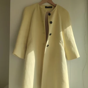 Gul kappa- ZARA - Fin gul kappa från ZARA. Inköpt från deras vårkollektion i Paris 2016. Använd ett fåtal gånger. 