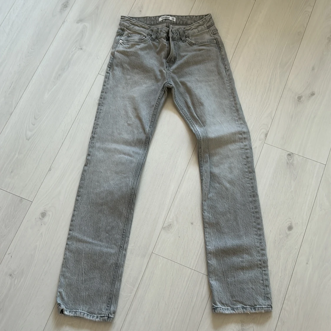 raka grå jeans