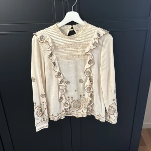 Blus  - Beig blus med volanger och mönster. Storlek S från Zara Köpt för ett tag sedan men fortfarande nytt skick! 