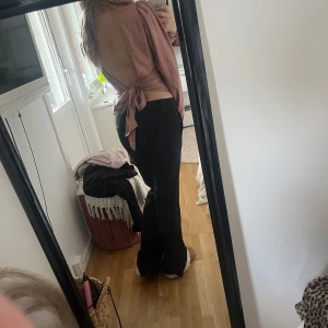 Fest topp öppen rygg med knytning  - Så så fin fest topp med öppen rygg💞💞den gammaldags rosa med ett skimmer och super fin knytning i ryggen!!🙏inga defekter, jag som bär den har oftast storlek xs-s!!💓