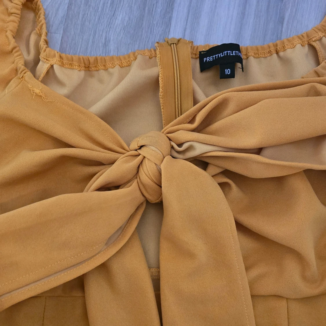 Gul klänning från PrettyLittleThing - 90