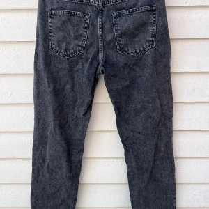 Svarta jeans i nyskick - Säljer ett par svarta/gråa jeans från Grunt  i nyskick. De har en klassisk femficksdesign och en snygg tvättad look. Perfekta för både vardag och fest! Relaxed fit 