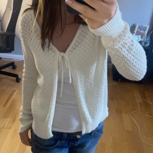 Kofta - Fin crémevit kofta. Köpt för länge sen och lappen är inte kvar så vet ej vars den är ifrån. Är som i nyskick, köpare står för frakten ❣️