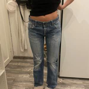 säljer dessa snygga jeans som är farmors gamla🙏🏻 är 170 och de passar perfekt  på mig 💕