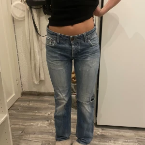 jeans  - säljer dessa snygga jeans som är farmors gamla🙏🏻 är 170 och de passar perfekt  på mig 💕
