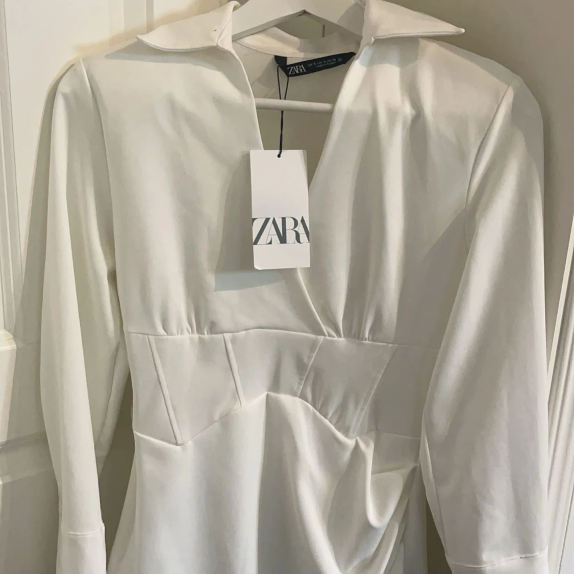 Säljer nu denhär fina zara klänningen för den inte passar mig men helt oanvänd 